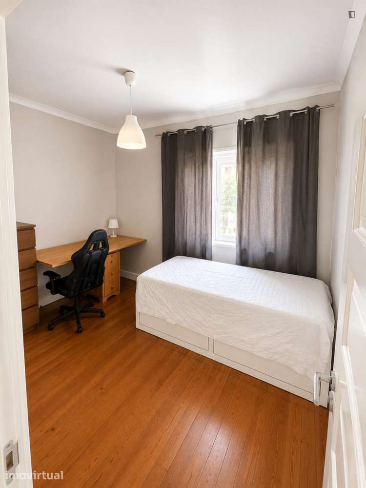Quarto - localizado em Paranhos Porto - Grande imagem: 2/13