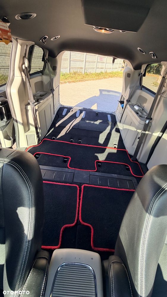 Dodge Grand Caravan - 25