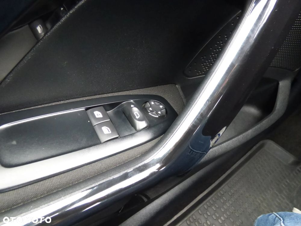Peugeot 208 - 13