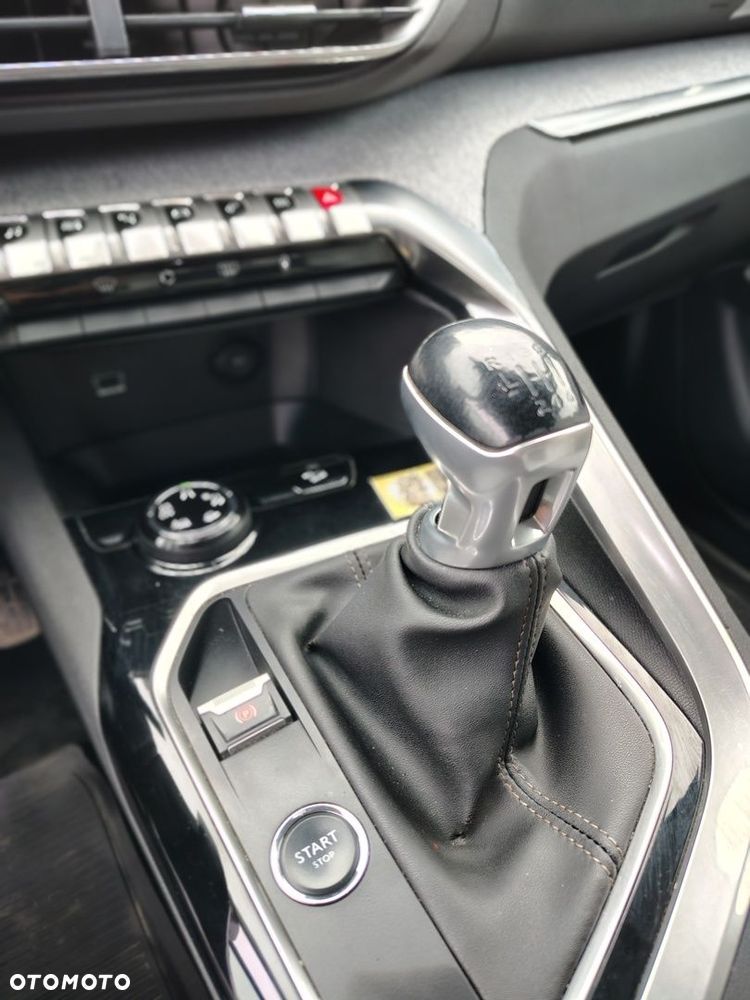 Peugeot 3008 1.2 PureTech GPF Allure S&S - 19