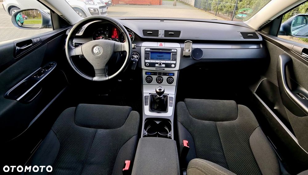 Volkswagen Passat 1.6 FSI Comfortline - 11