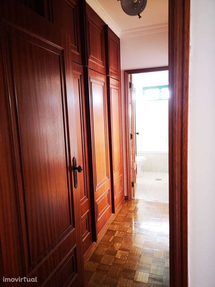 Aluga-se apartamento T3 na Areosa no 2º Andar com elevador - Grande imagem: 2/13