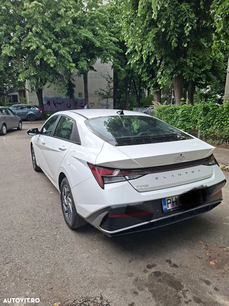 Hyundai Elantra 1.6 l 123 CP 6MT Highway - 13