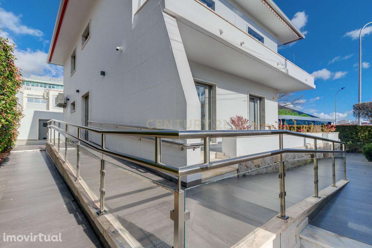 Moradia T6 remodelada - Linda-a-Velha - Grande imagem: 4/51