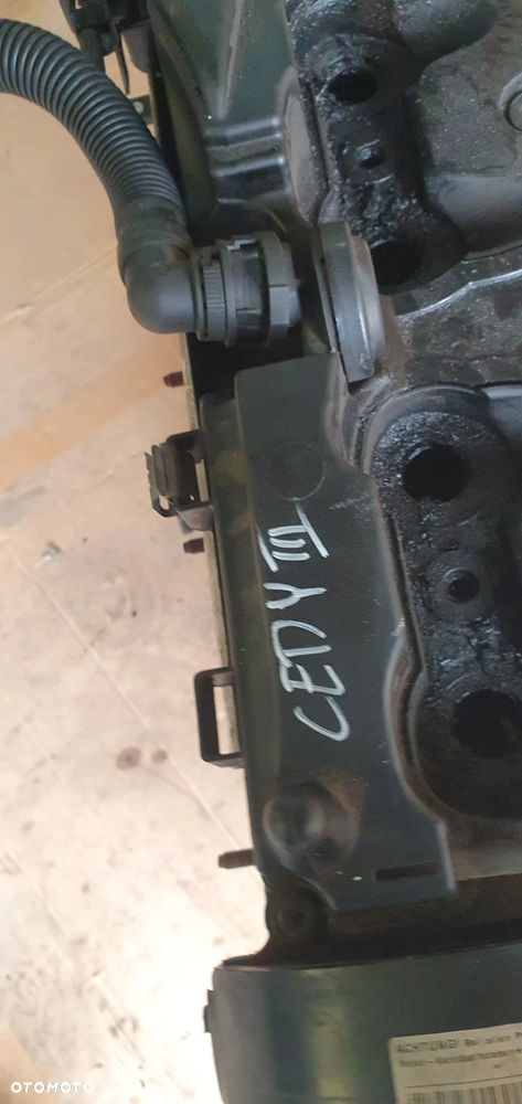 Silnik słupek blok silnika VW Caddy III 1.6 TDI CAYT - 11