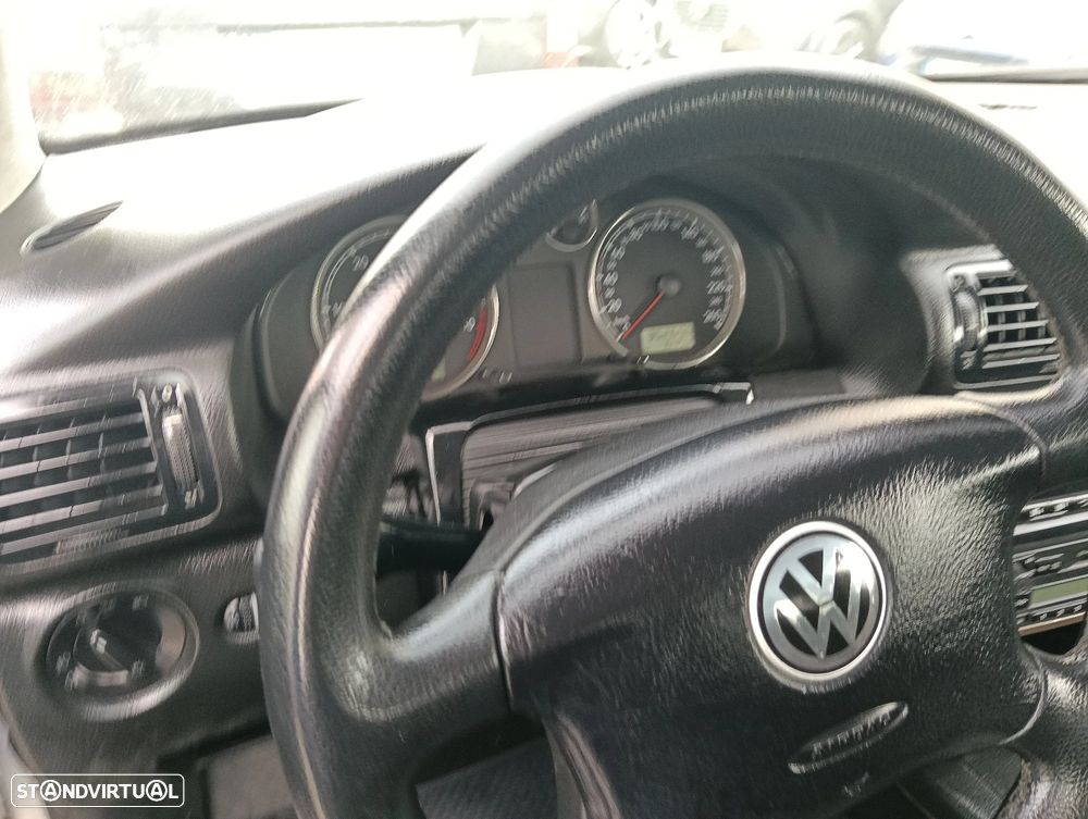 VW Passat 1.9 TDi Highline - 11