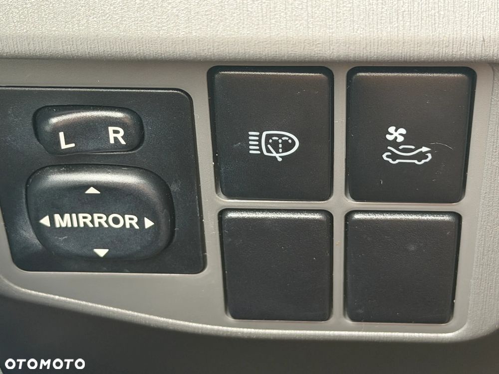 Toyota Prius (Hybrid) Executive - 19