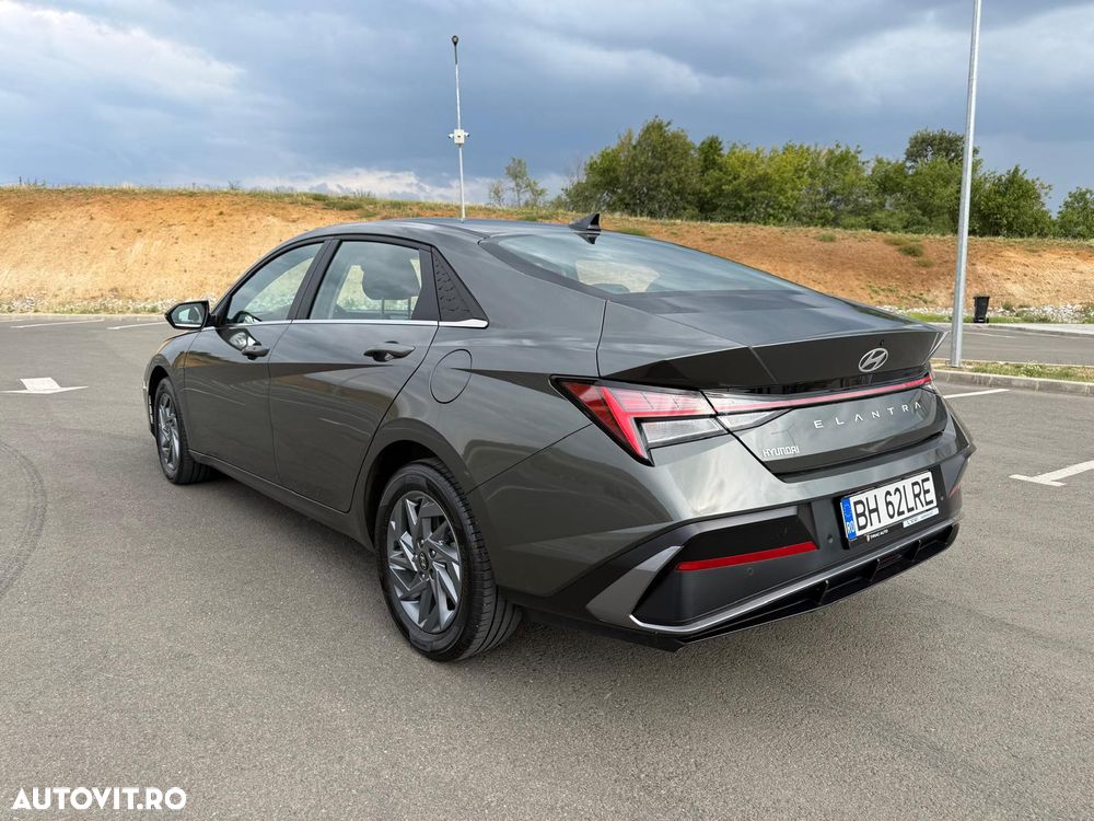 Hyundai Elantra 1.6 l 123 CP CVT Highway - 23