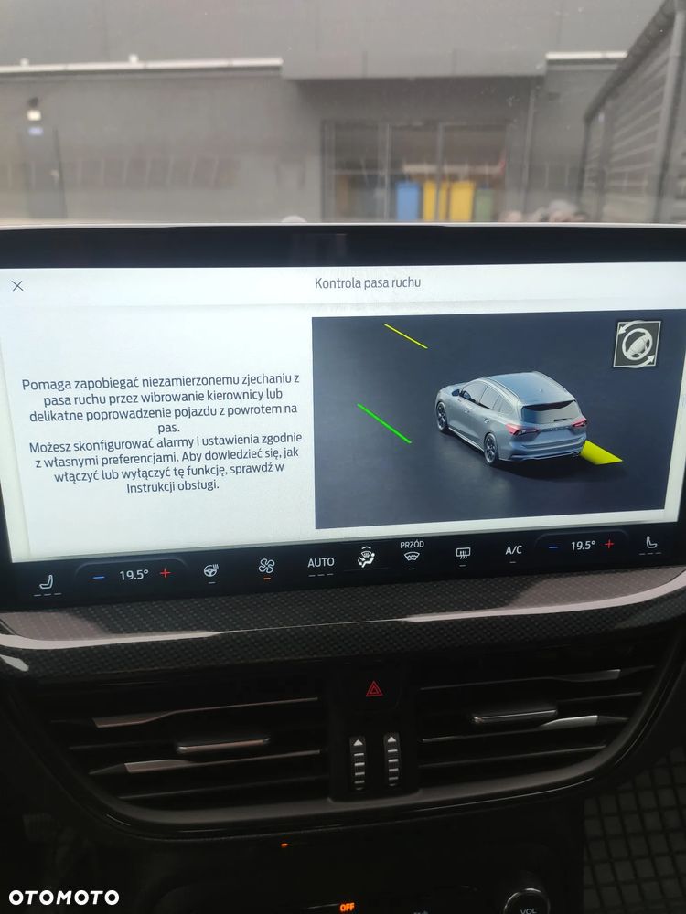 Ford Focus 1.0 EcoBoost Hybrid ST-LINE X - 28