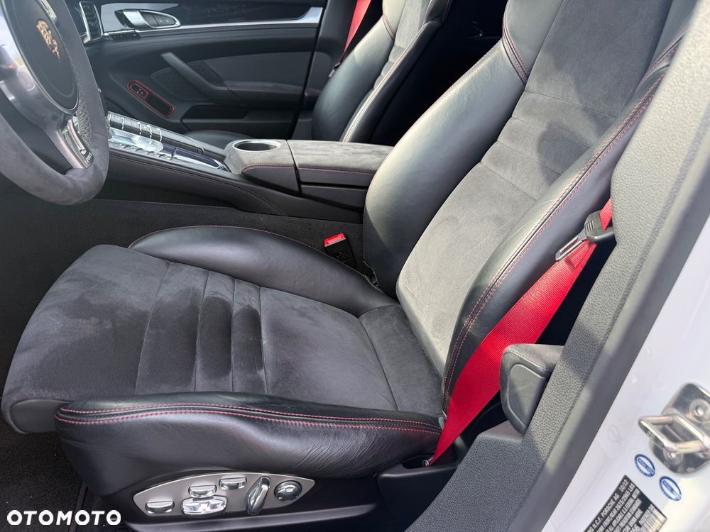Porsche Panamera GTS - 26