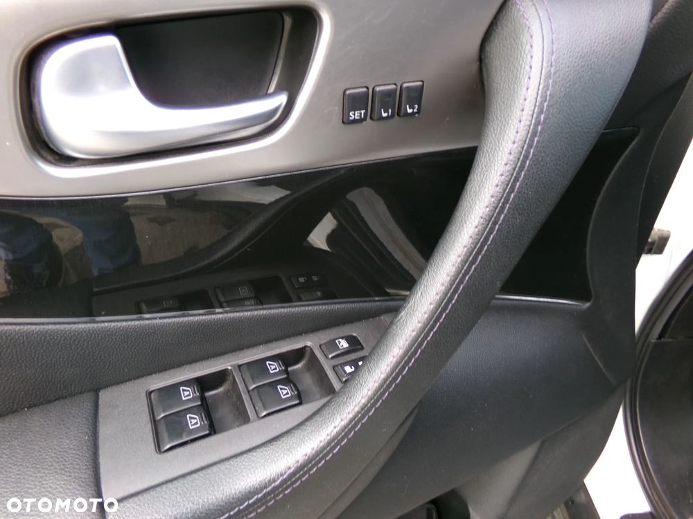 Infiniti Q70 - 11