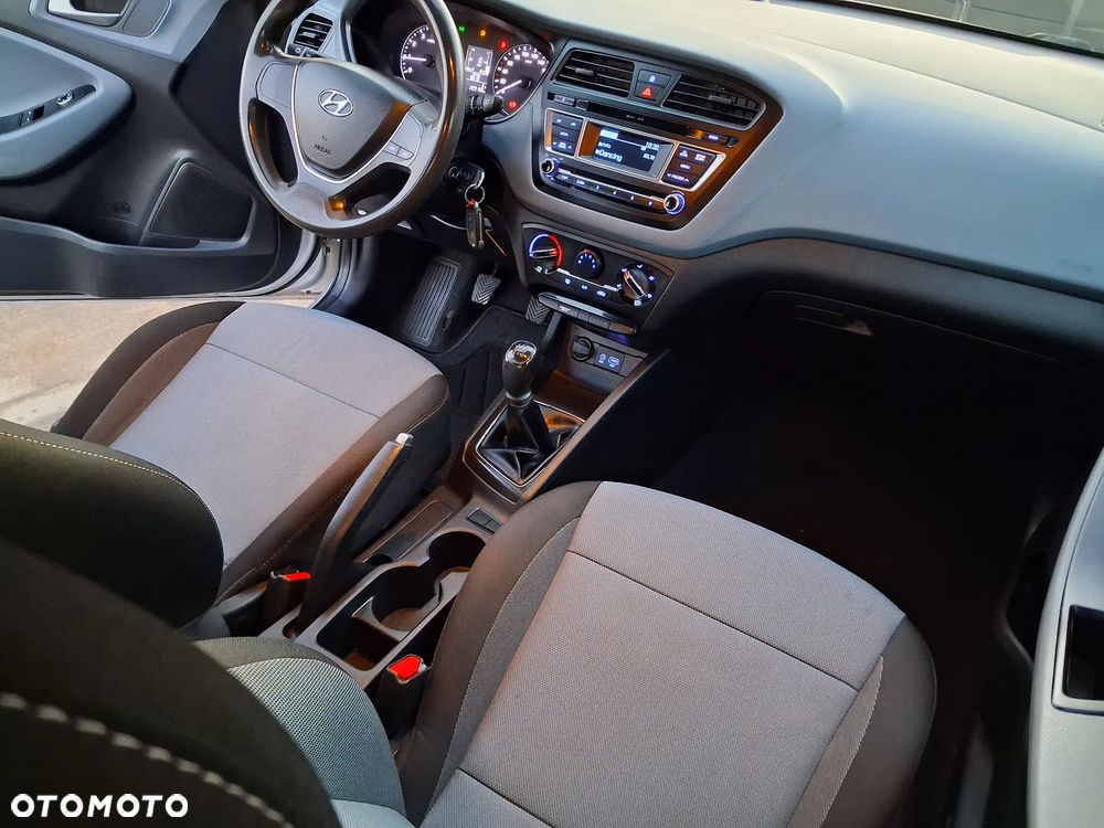 Hyundai i20 blue 1.2 Classic - 11