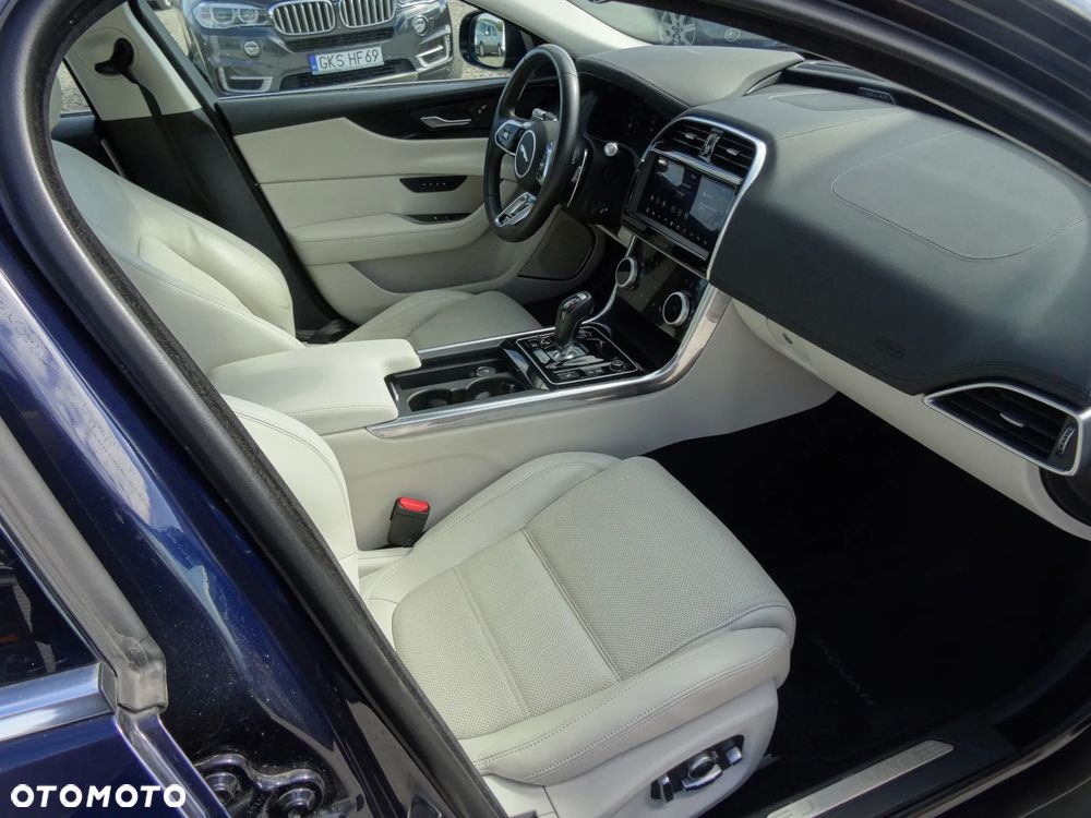 Jaguar XE 2.0 D180 R-Dynamic SE - 15