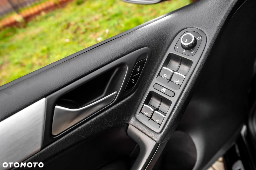 Volkswagen Golf 2.0 GTI DSG adidas - 28