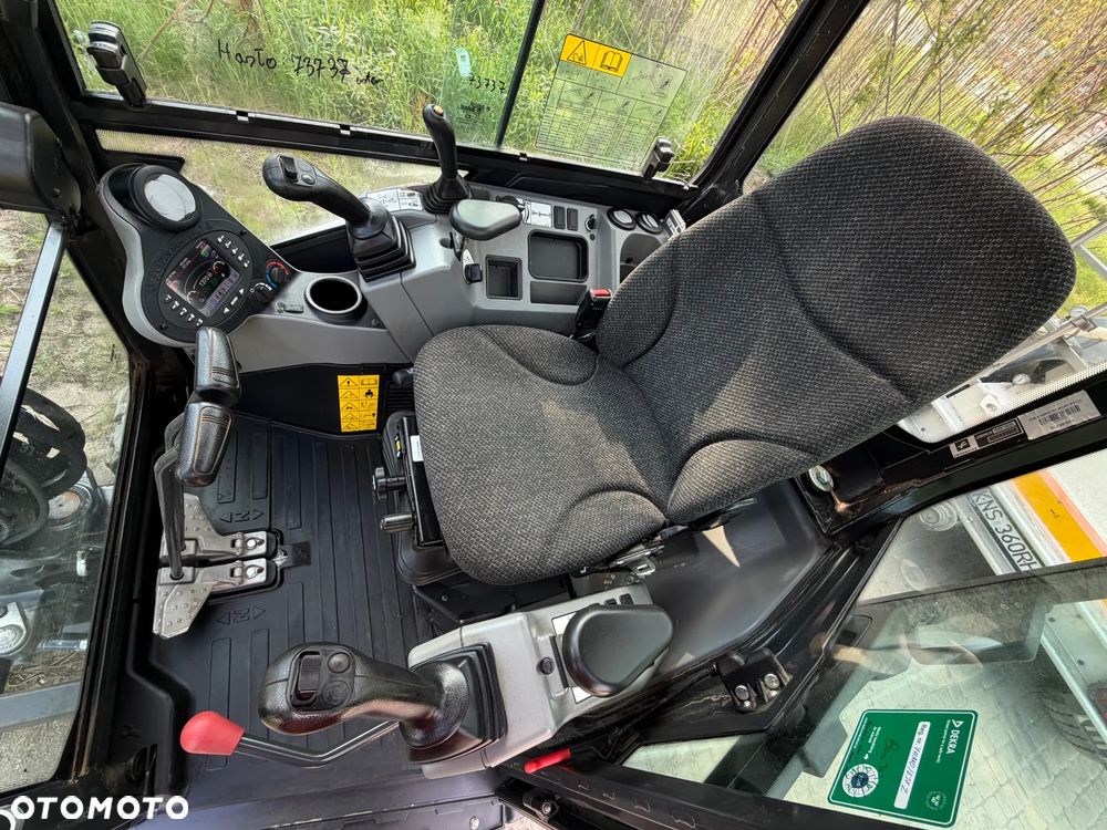Bobcat E27z. Koparka Gąsienicowa 2,7 tony. 2024 rok. 870 mtg. Maszyna nie różni się od nowej z salonu!! Skarpówka Hydrauliczna! Pochodzi ze szkółki roślinnej z Norwegii. Zero luzów. pracowała przy krzewach!! Aktualna DEKRA dokumentacja. Silnik Yanmar! Linie Hydr. Dodatkowe. Szybkozłącze Hydr. Szybka wolna jazda. Wersja Norweska. Długie ramię. OKAZJA. Zero wycieków. Sztywna maszyna! - 18