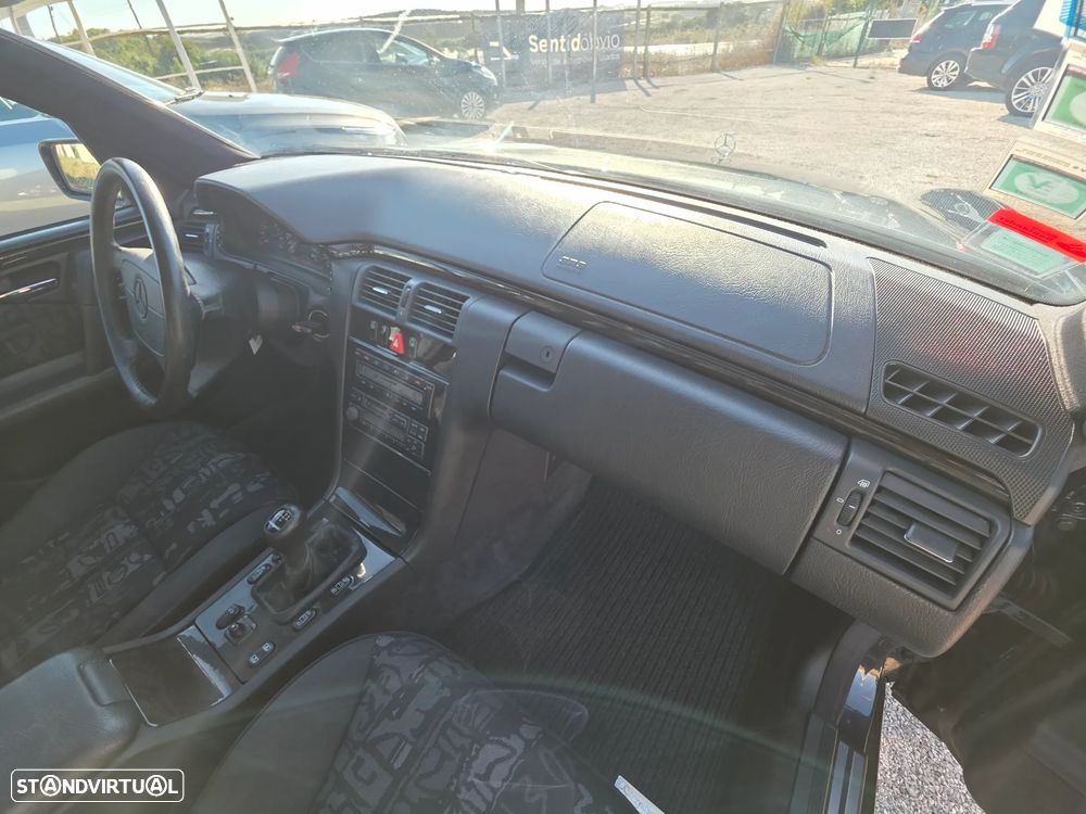 Mercedes-Benz E 250 TD Classic - 32