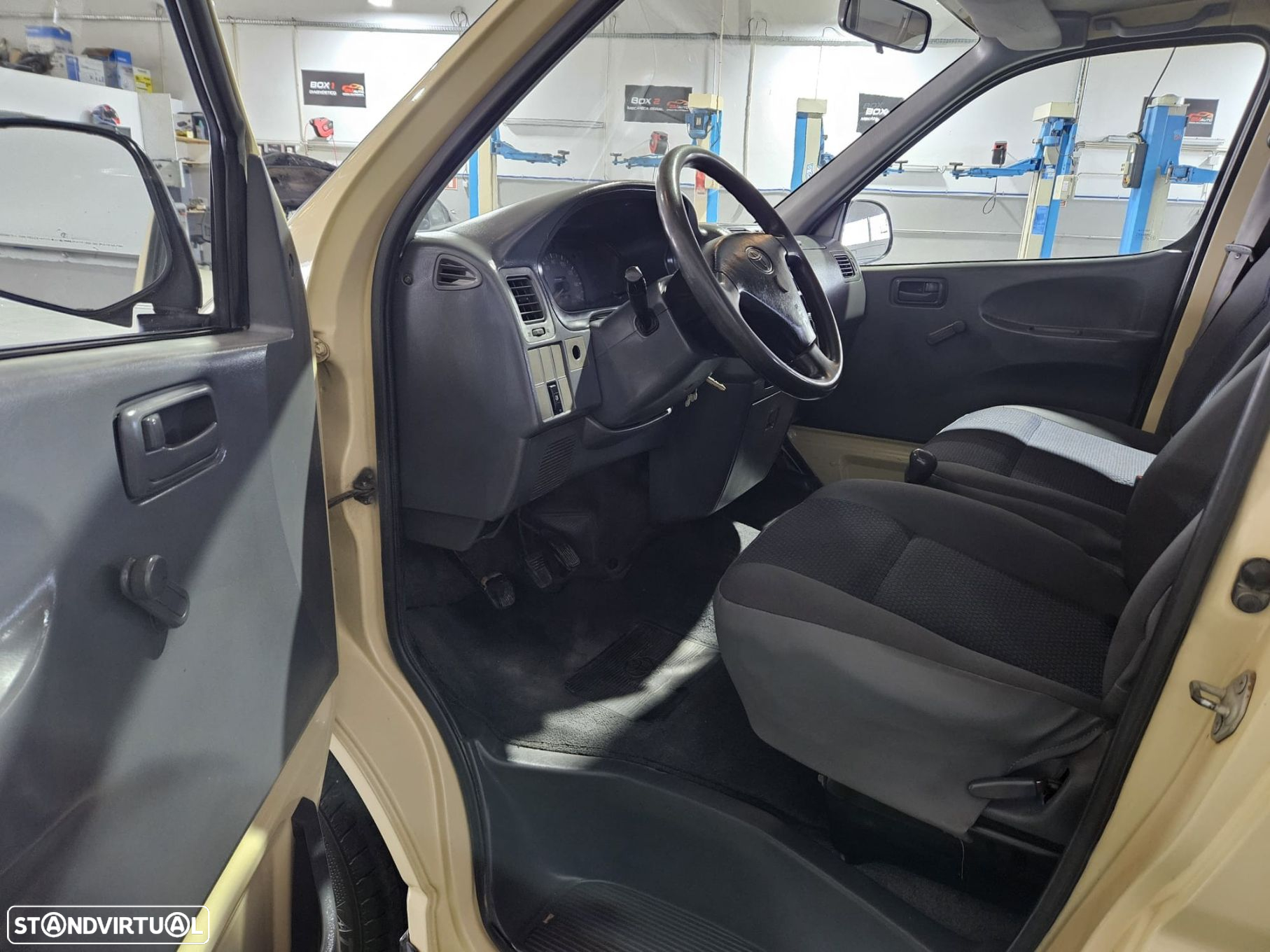 Toyota HiAce 2.4 D LH102L - 5