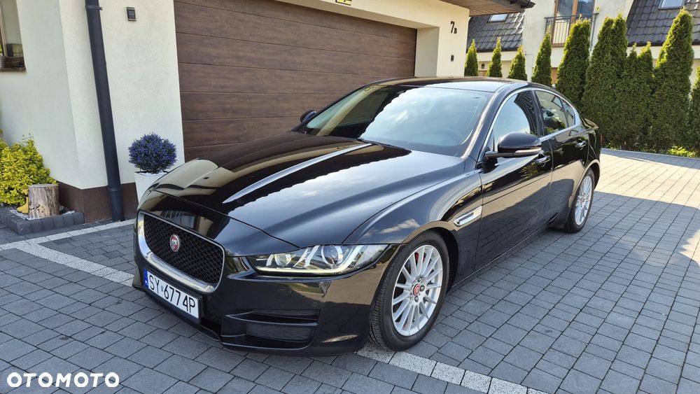Jaguar XE 2.0 D Portfolio - 32