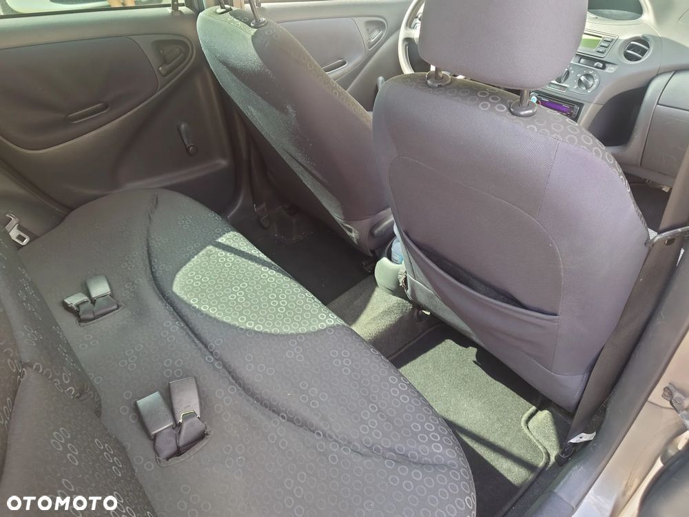 Toyota Yaris 1.0 Base - 8