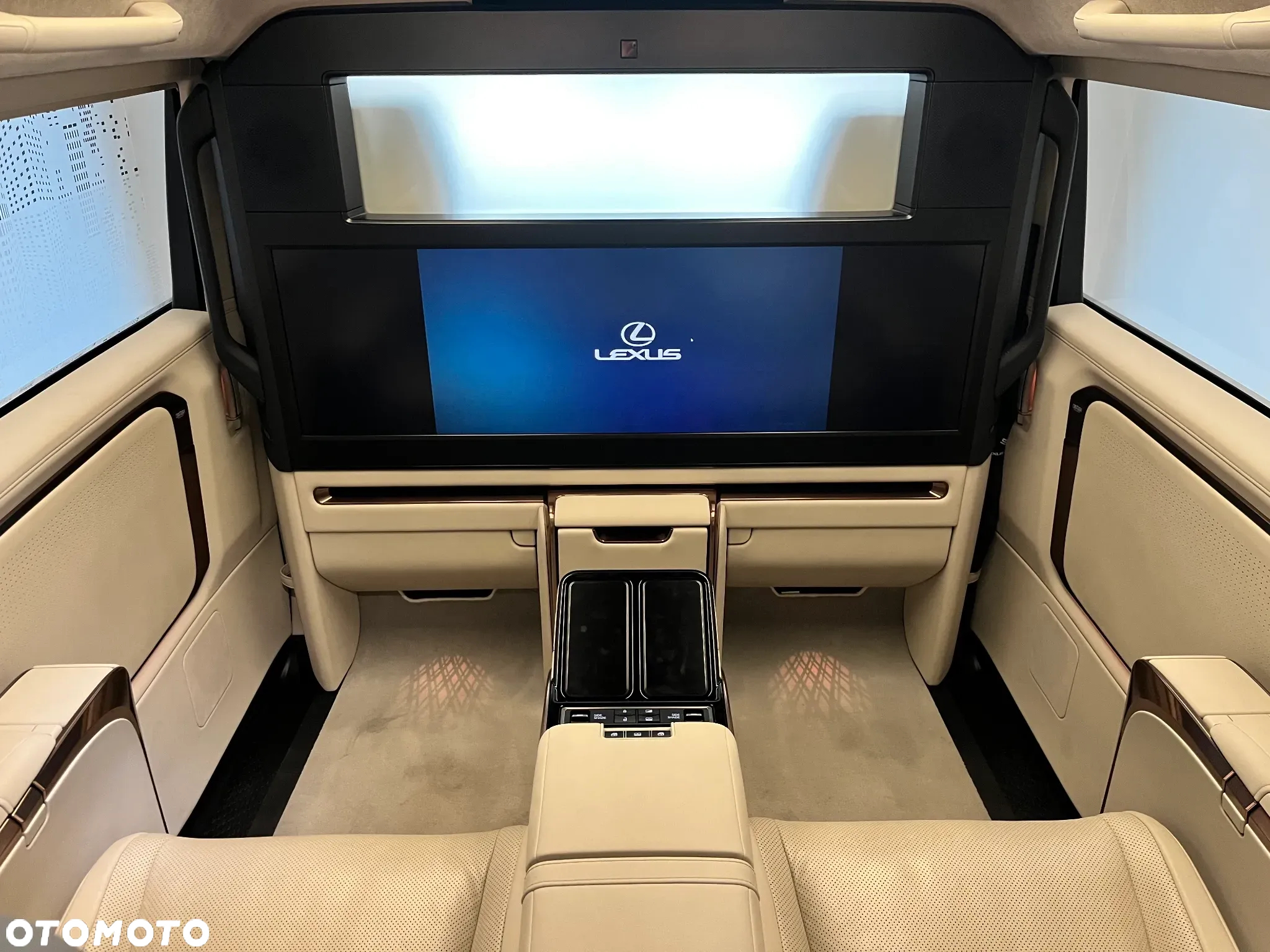 Lexus LM 350h Omotenashi - 10