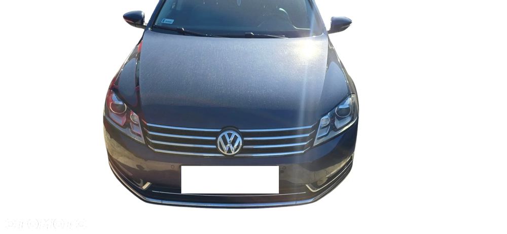 VW PASSAT B7 ZDERZAK PRZÓD POD CZUJNIKI PARKOWANIA / SPRYSKIWACZE W KOLOR: LH5X - 1