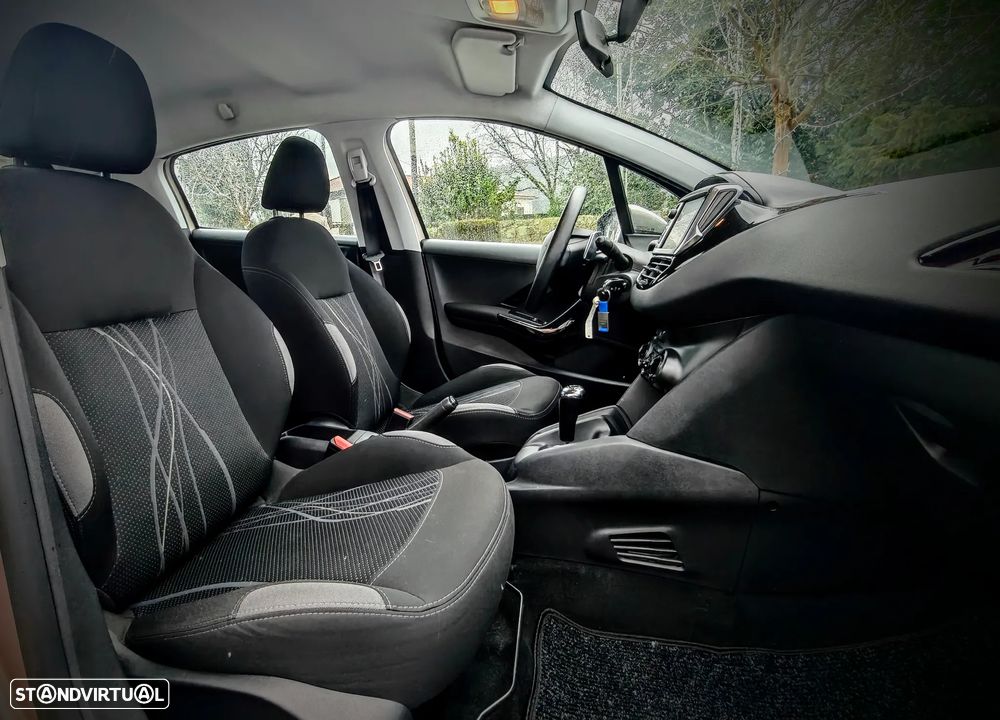 Peugeot 208 1.2 PureTech Signature EAT6 - 8