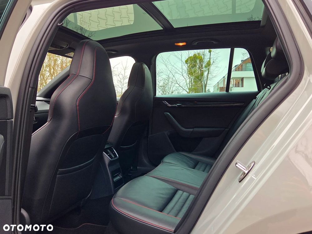 Skoda Octavia 2.0 TDI DSG RS - 22