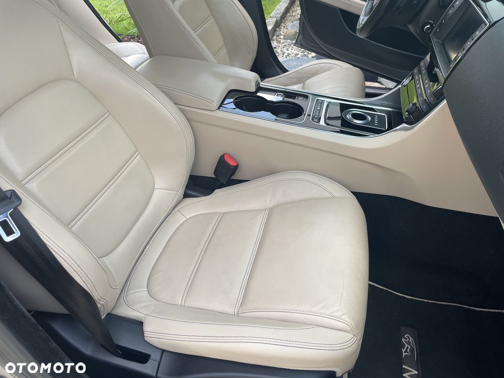 Jaguar XE 2.0 D Portfolio - 24