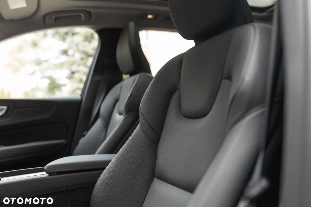 Volvo XC 60 B5 B AWD Ultimate Dark - 17