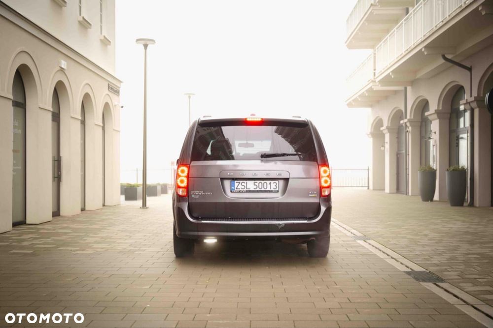 Dodge Grand Caravan - 2