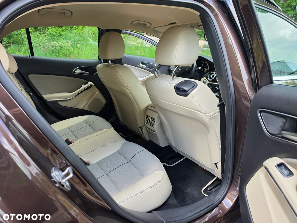Mercedes-Benz GLA 250 4-Matic AMG Line - 16