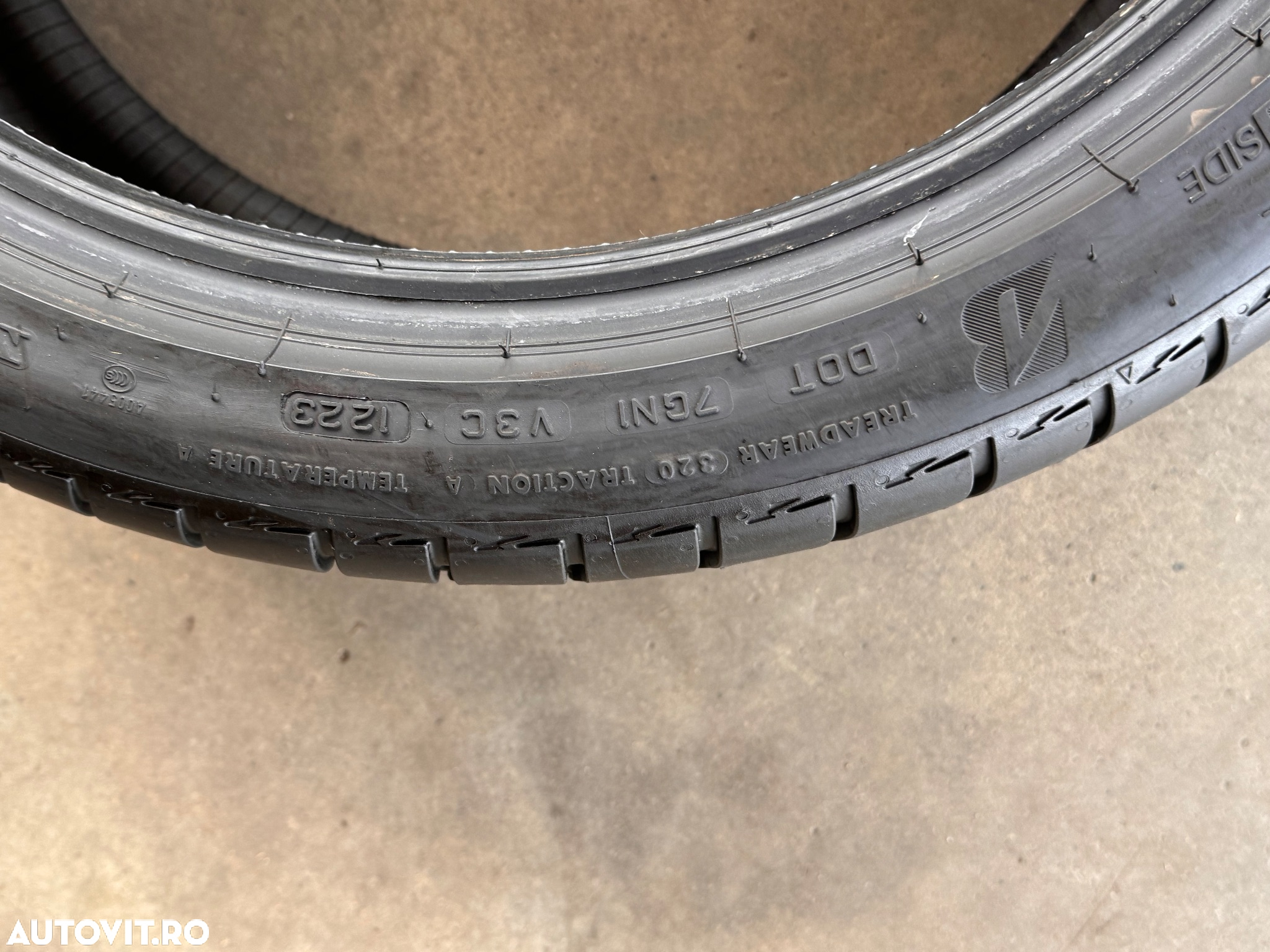 Vând 2 anvelope 235/40/19 bridgestone de vară ca noi - 7
