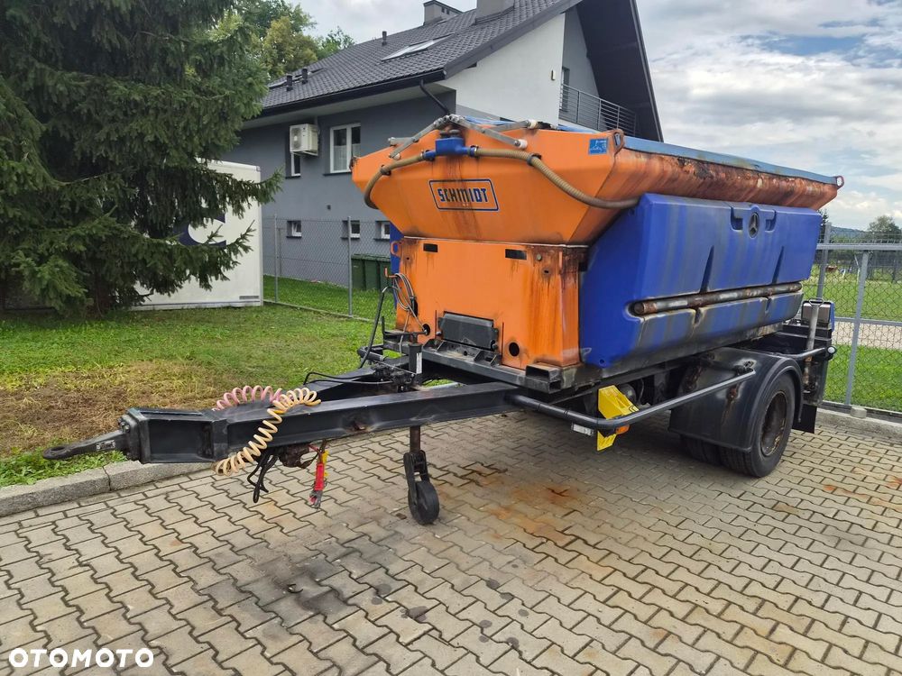 Piaskarka Schmidt Stratos na Unimoga przyczepa - 2