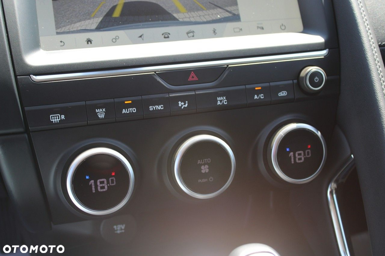 Jaguar E-Pace - 32