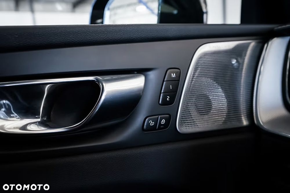 Volvo XC 60 T8 AWD Recharge Geartronic RDesign - 12