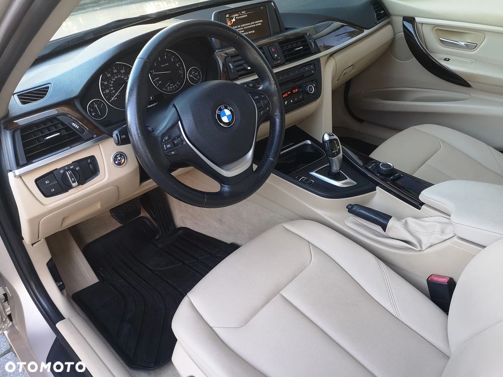 BMW Seria 3 330i xDrive - 9