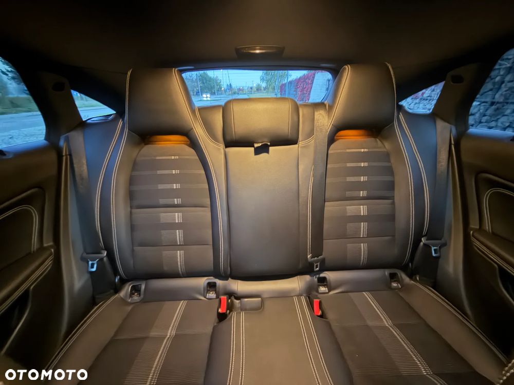 Mercedes-Benz CLA 200 d 7G-DCT UrbanStyle Edition - 33