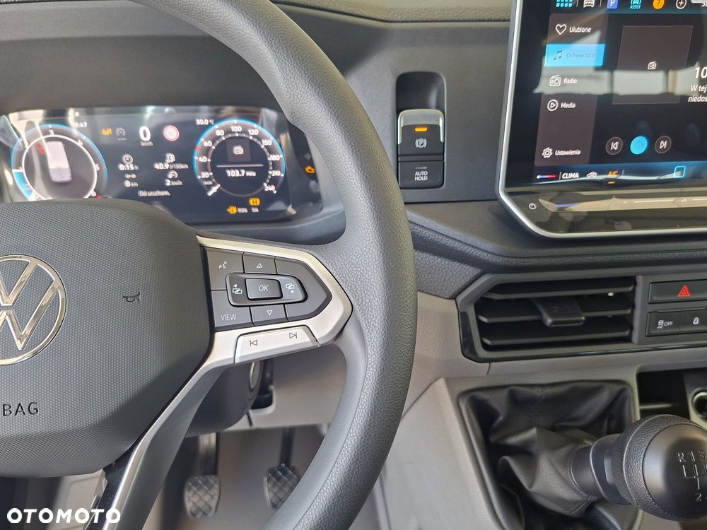 Volkswagen Crafter 35 Furgon, BRYGADÓWKA 7 osobowa, z wysokim dachem silnik: 2,0 l EURO VI SCR 140 KM / skrzynia biegów: Przedni napęd manualna 6-biegowa rozstaw osi: 4490 mm - 12