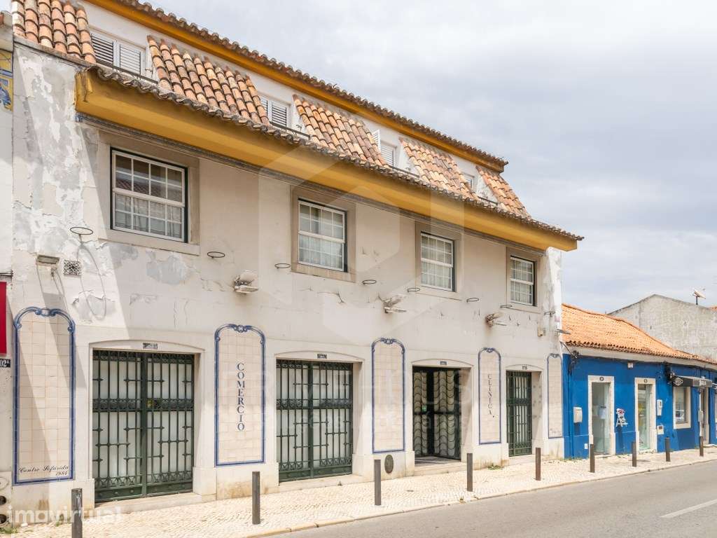 Prédio emblemático no Centro de Azeitão - Grande imagem: 3/58