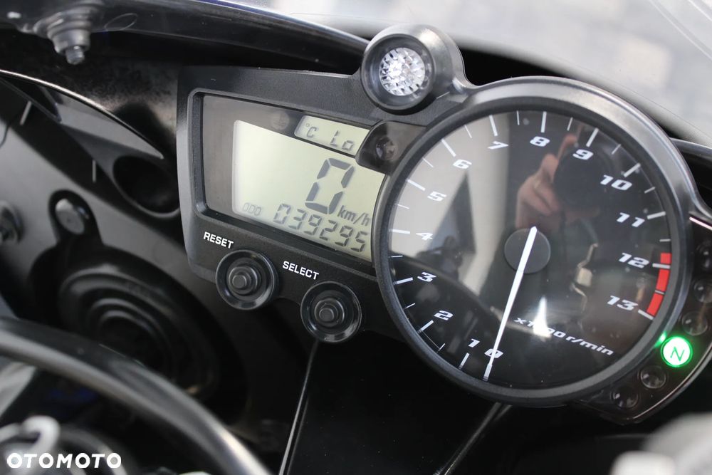 Yamaha R1 - 21