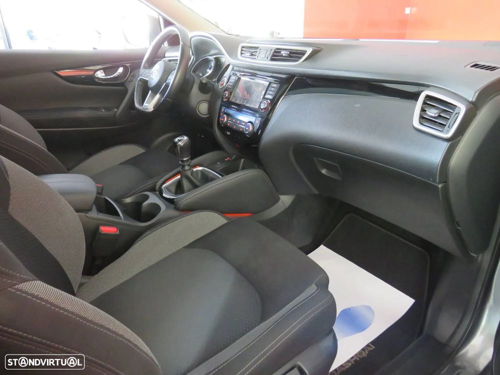 Nissan Qashqai 1.5 dCi N-Connecta J18+Led - 33
