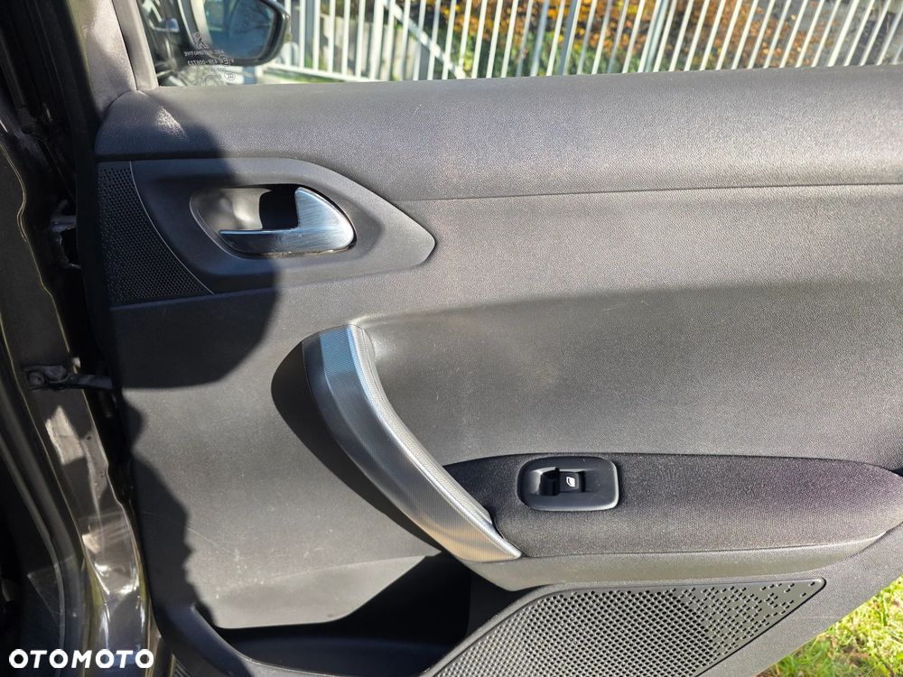 Peugeot 2008 1.2 Pure Tech Style S&S EAT6 - 28