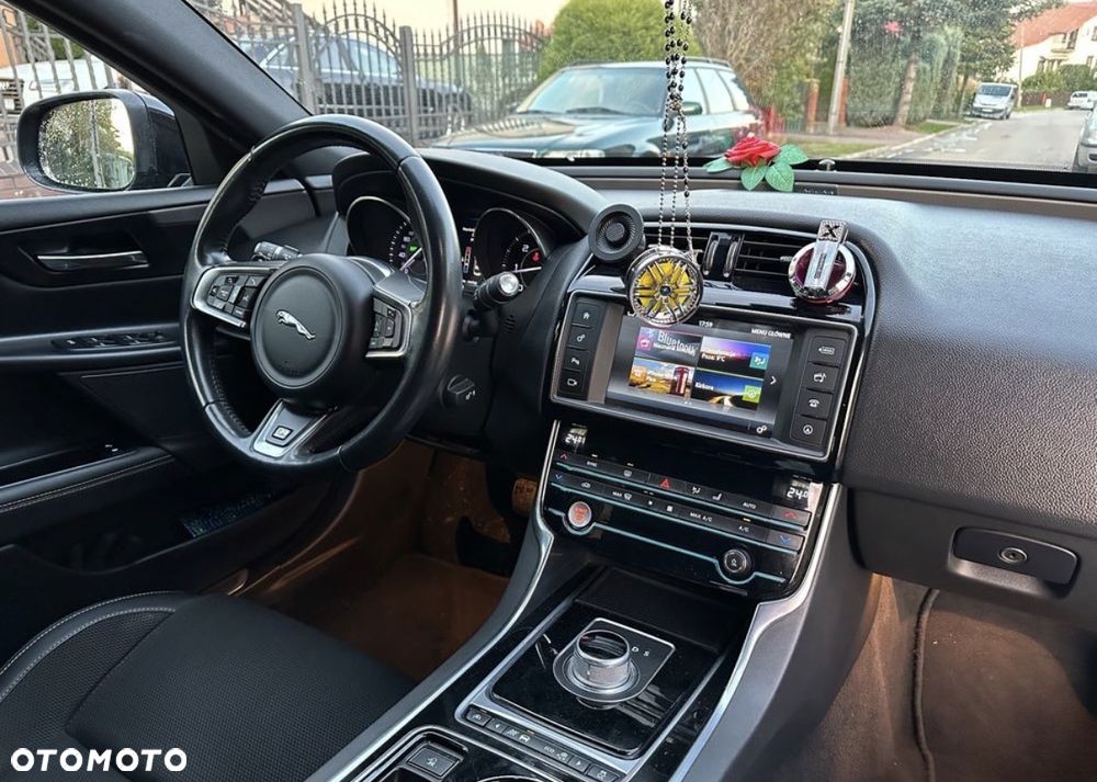 Jaguar XE 2.0 D R-Sport - 27