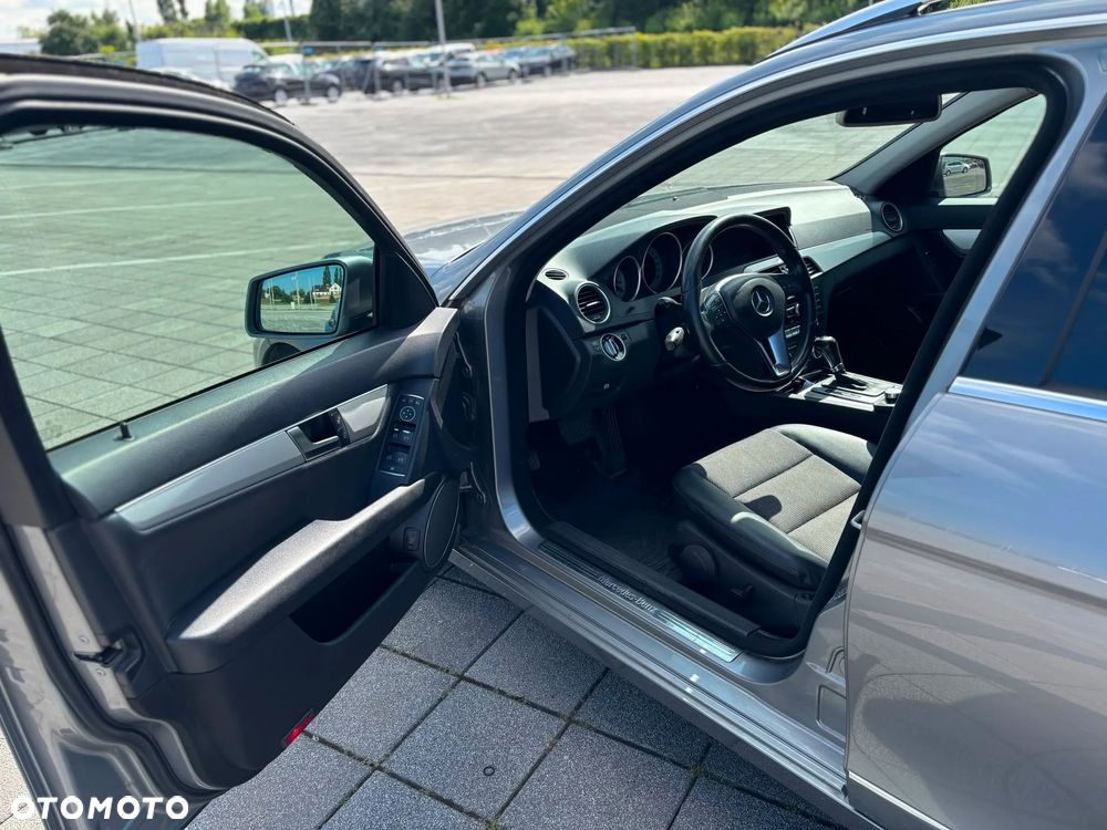 Mercedes-Benz Klasa C 200 CDI DPF (BlueEFFICIENCY) 7G-TRONIC Avantgarde - 4
