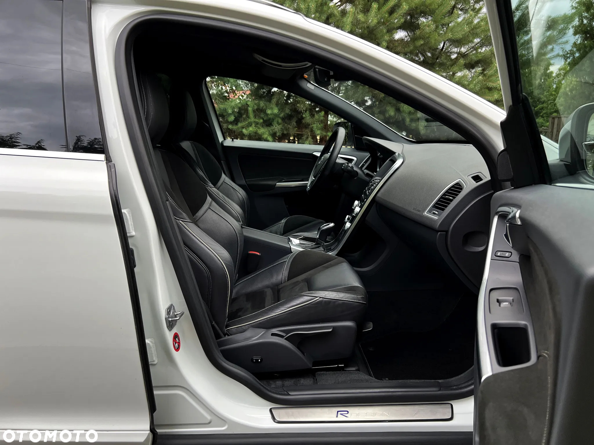 Volvo XC 60 D4 R-Design - 24