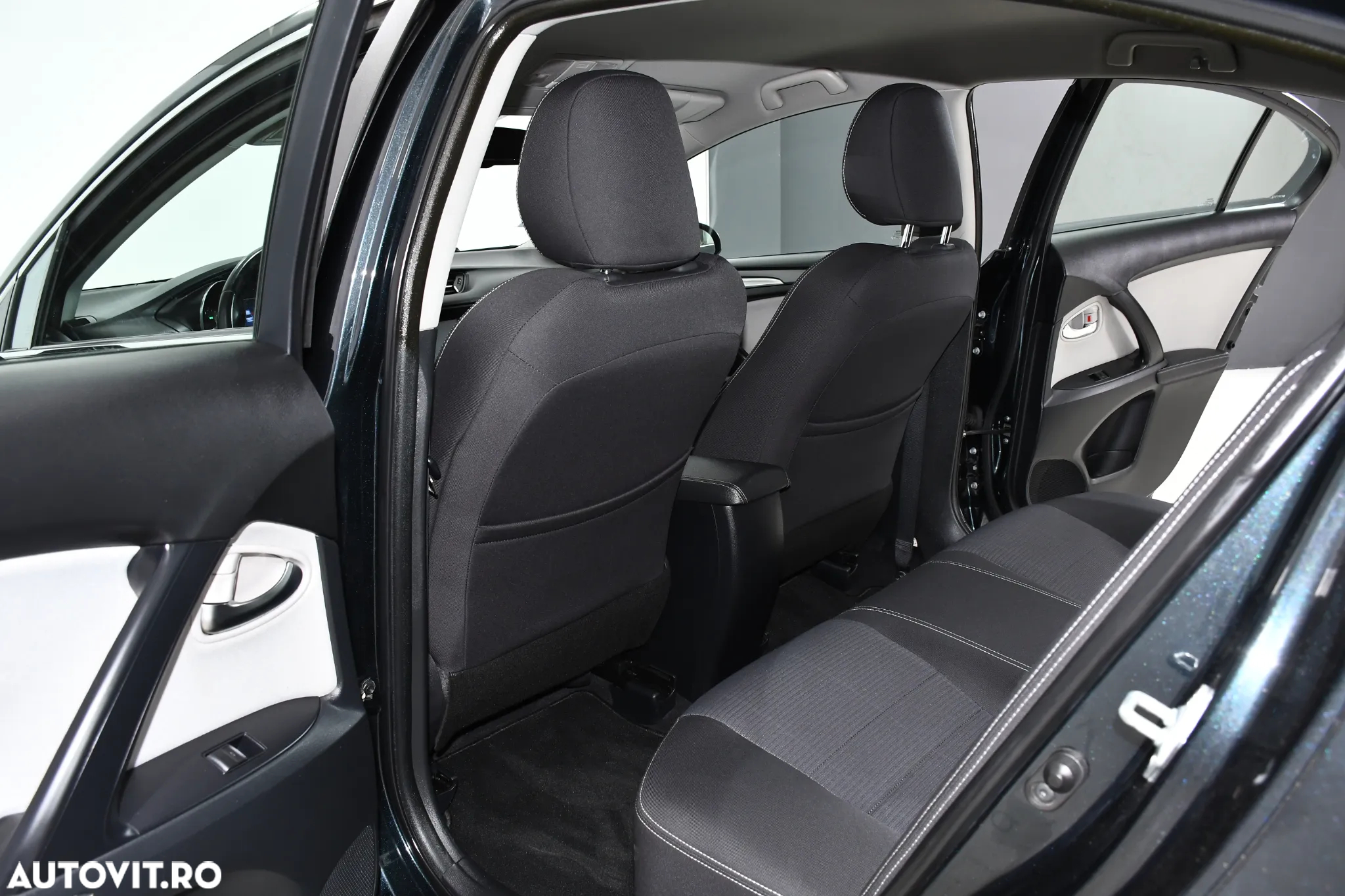 Toyota Avensis 2.0 D-4D Executive - 7
