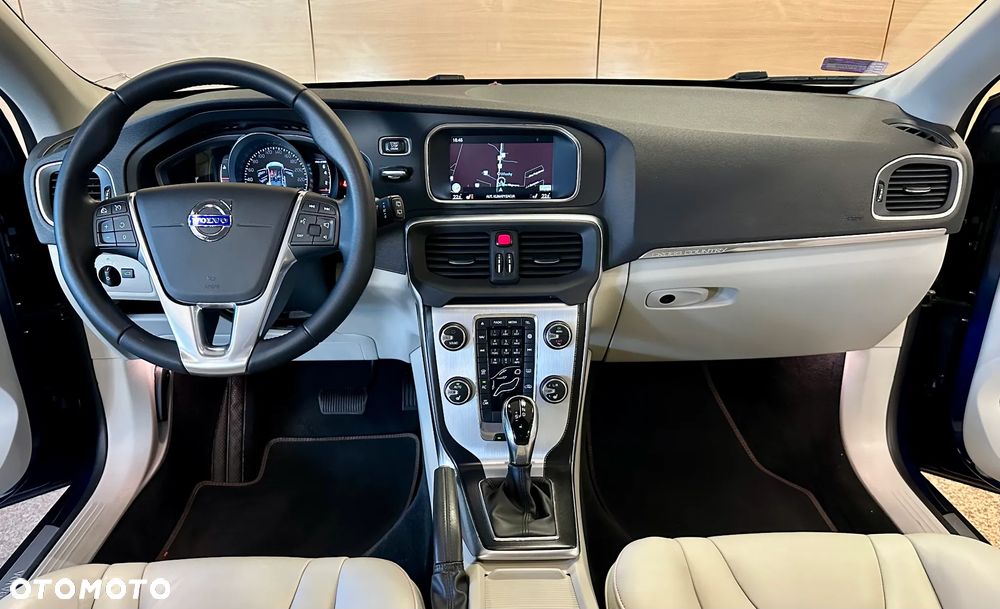 Volvo V40 Cross Country T3 Drive-E Ocean Race - 14