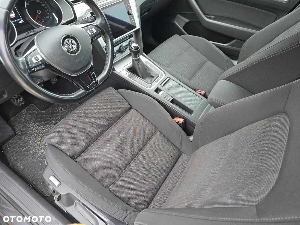 Volkswagen Passat - 15