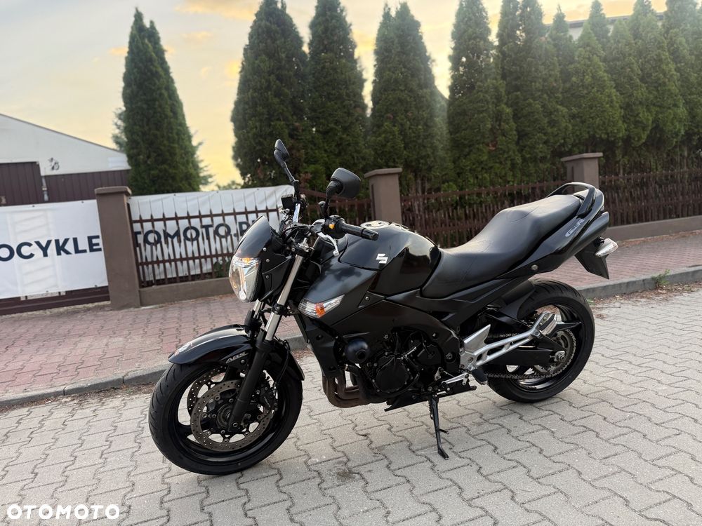 Suzuki GSR - 19