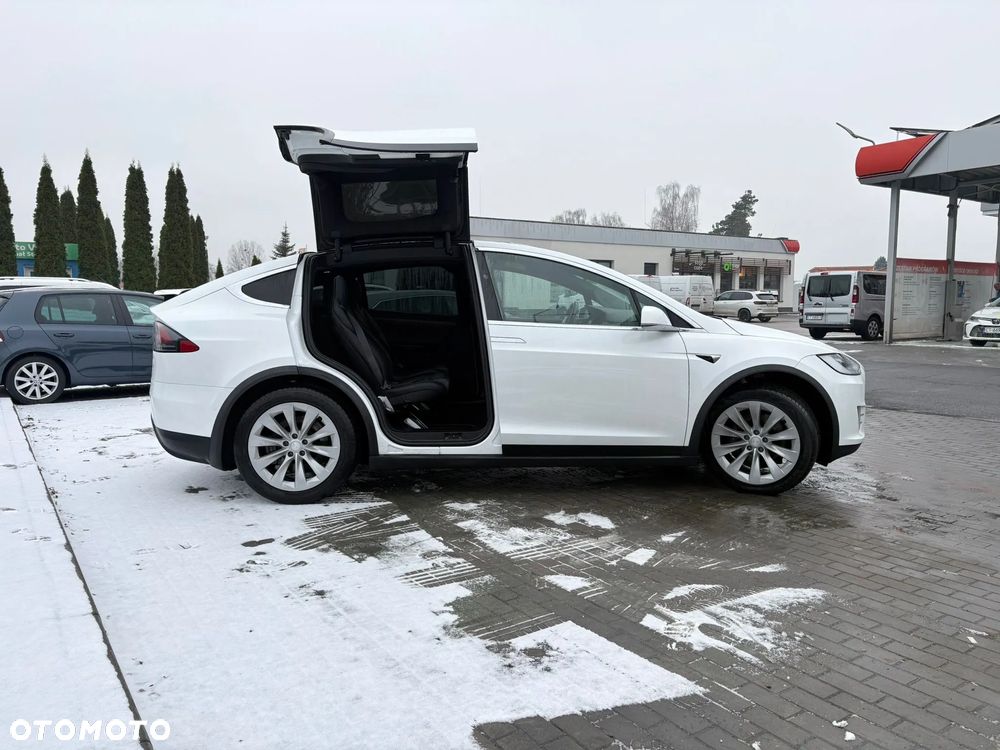 Tesla Model X - 9